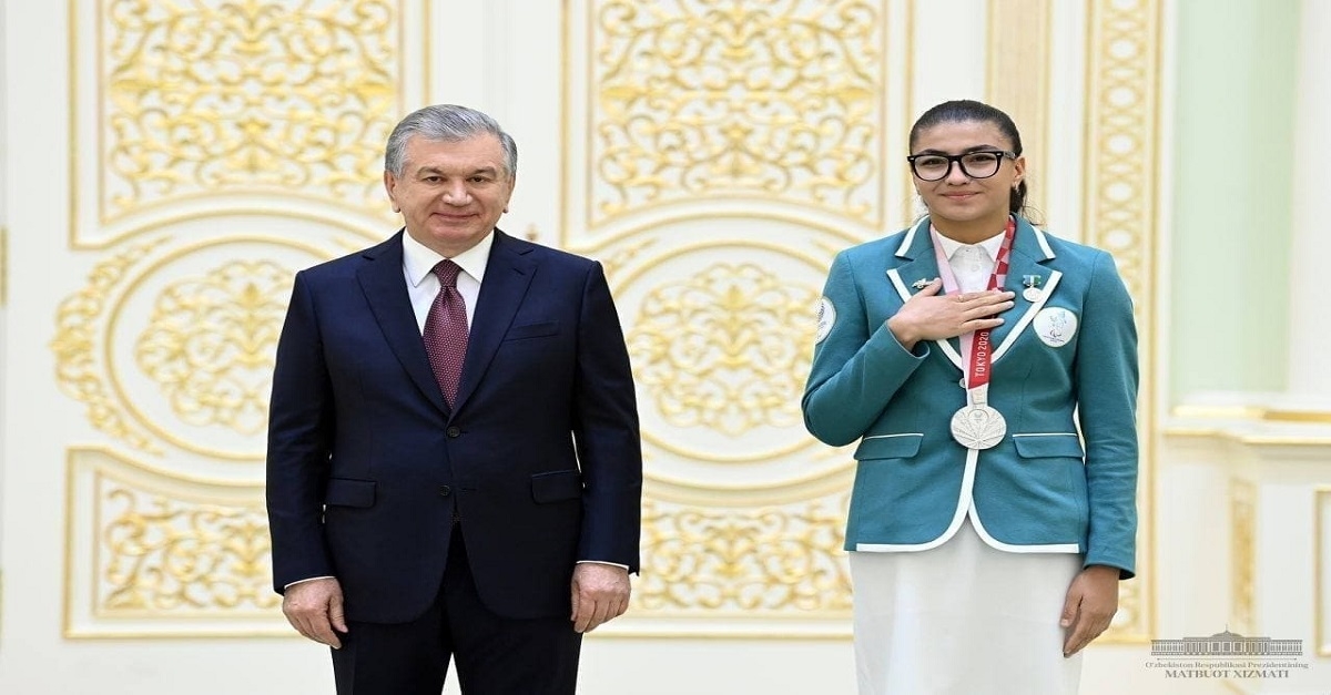 Samarqand davlat universiteti talabasi, “Tokio-2020” Paralimpiya o'yinlari kumush medali sohibi Parvina Samandarova “O'zbekiston Respublikasida xizmat ko'rsatgan sportchi” faxriy unvoni bilan taqdirlandi