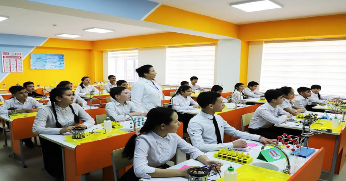 Samarqand davlat universiteti maktabgacha ta’lim fakulteti professor-o‘qituvchilari Urgut tumanidagi 121-maktab o‘quvchi va o‘qituvchilariga amaliy yordam bermoqda.