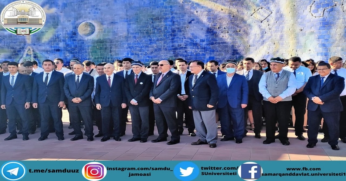 Mirzo Ulug‘bek haykali poyiga gullar qo‘yildi