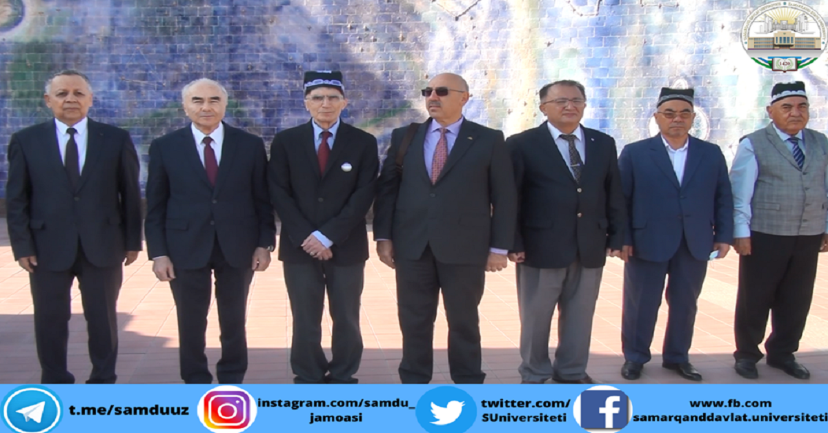 Mirzo Ulug'bek haykali poyiga gullar qo‘yildi