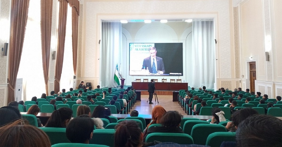 NOBEL MUKOFOTI SOVRINDORI TALABALARGA MA’RUZA O’QIDI