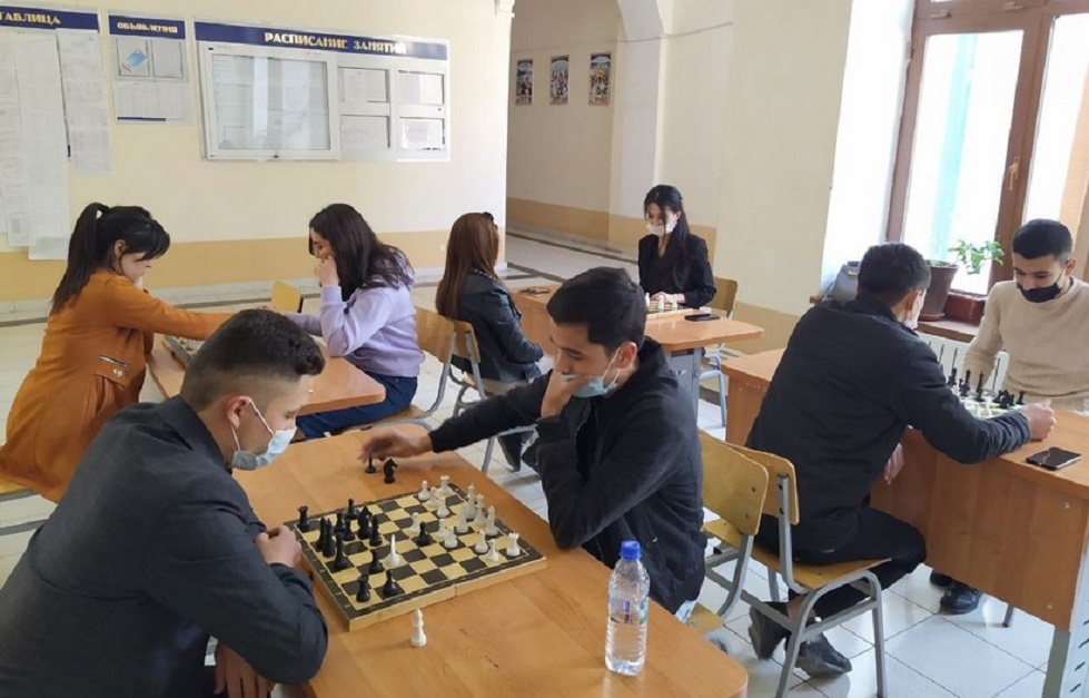 TALABALAR SHAXMAT BO‘YICHA KUCH SINASHDILAR