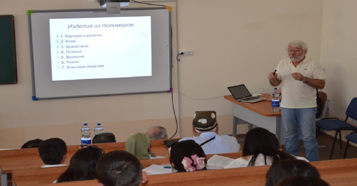 Biologiya va kimyo fakultetida Moskva davlat universitetining kimyo fakulteti xodimlari tomonidan ma'ruza o'qildi