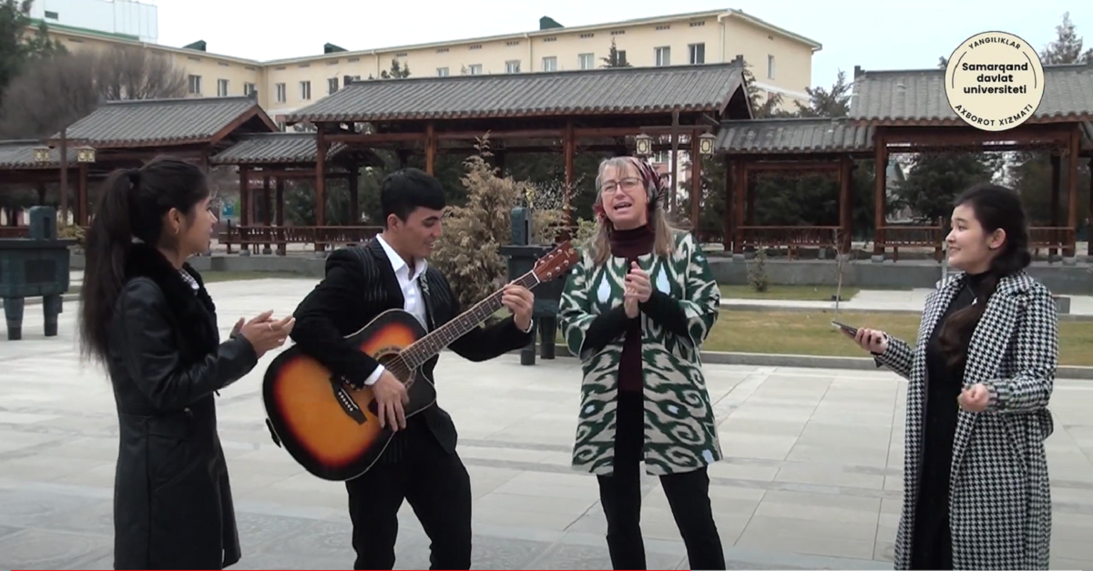 Юта давлат университети профессори Анна Ҳедрич ижросида  Jingle Bells қўшиғи