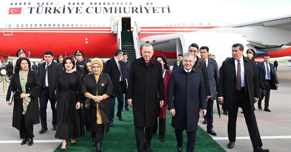 Rejep Tayyip Erdog‘anning rafiqasi bilan birgalikda «Mustaqillik» monumenti poyiga gul qo‘yish jarayonidan lavha