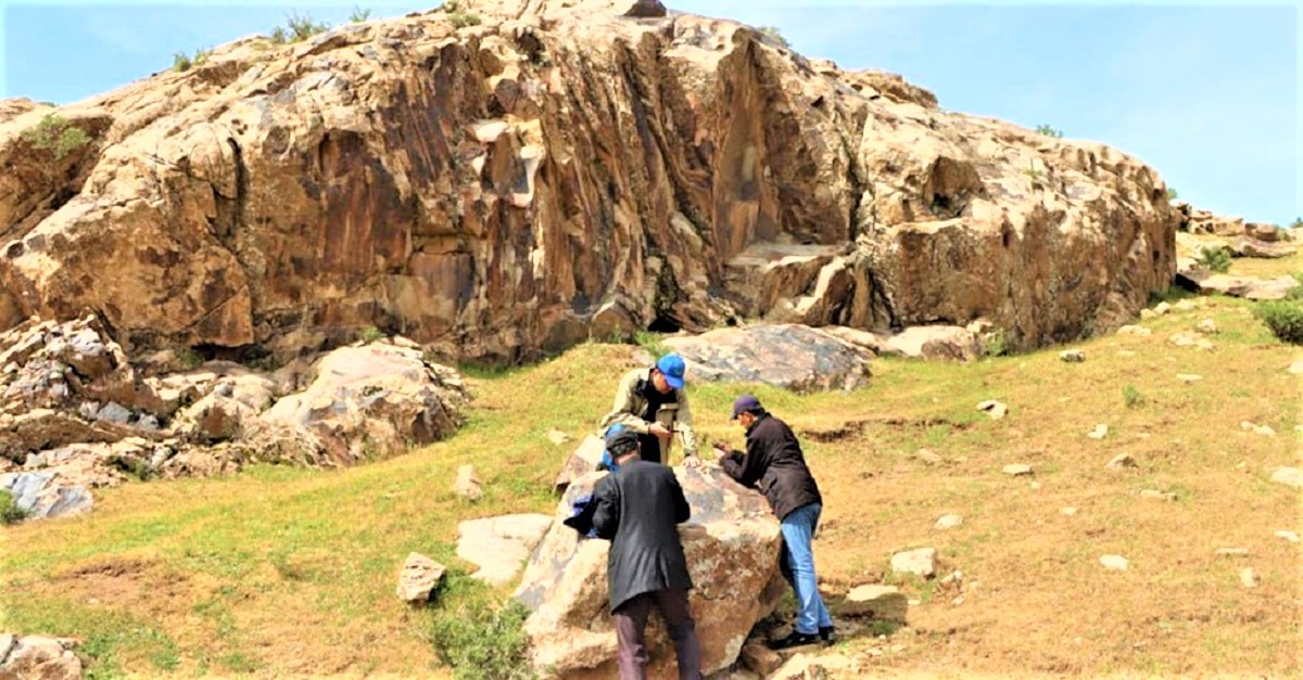 Scientists of Samarkand State University discovered new rock paintings on the northern slope of the Karatepa mountain range...