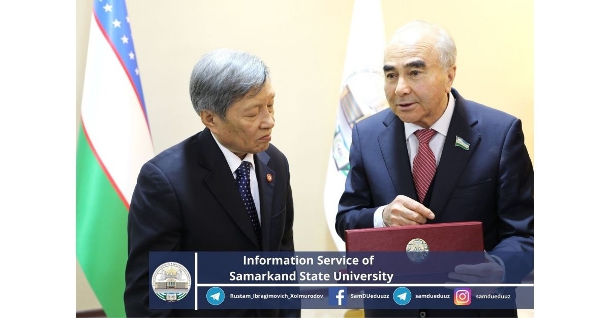 An exchange of memorable gifts took place between the rector of Samarkand State University and the president of Xi'an Jiaotong University.