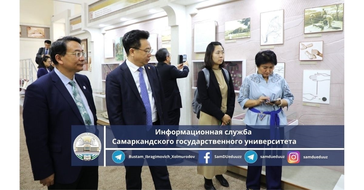 Делегация во главе с профессором Ван Шуго, президентом Сианьского университета Цзяотун, ознакомилась с Археологическим музеем Самаркандского государственного университета.