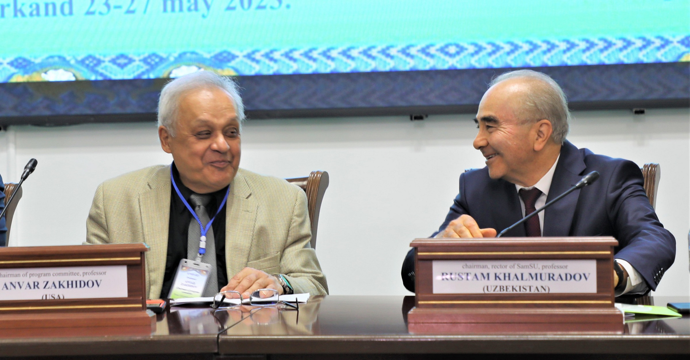 Ректор Самаркандского государственного университета Рустам Халмурадов с заместителем директора Института нанотехнологий Техасского университета в Далласе, заведующим лабораторией гибридной нано-фотоники и оптоэлектроники Университета ITMO Анваром Зохидовым